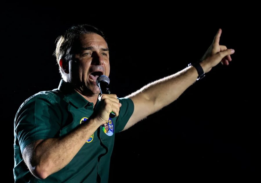 PF rastreia fronteiras para saber se Flávio Bolsonaro saiu do país; Argentina nega entrada