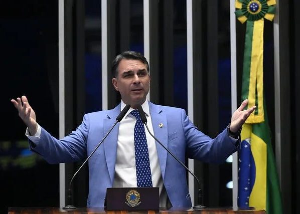 Plano econômico de Flávio Bolsonaro ameaça investimentos sociais e consumo interno, alerta economista