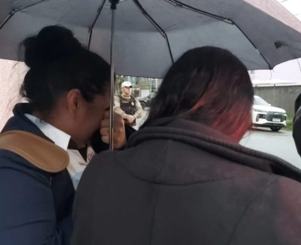 PM mata invasor e liberta crianças em CMEI
