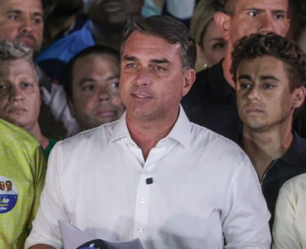 Polícia Federal cancela passaportes de Flávio Bolsonaro