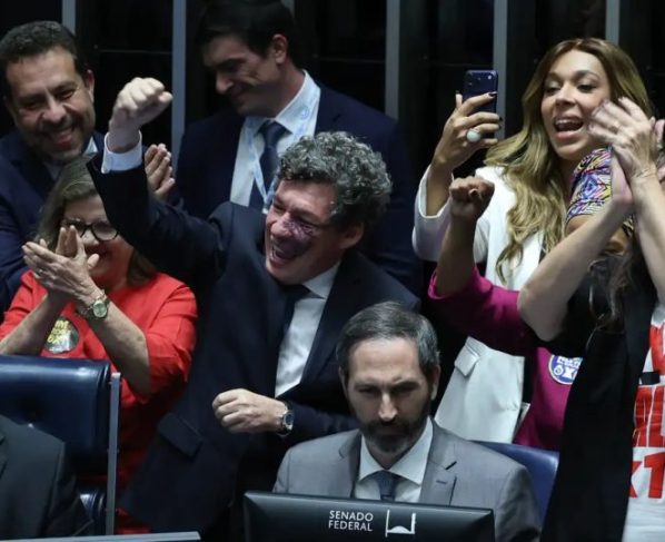 Senado aprova fim da escala 6x1 e redução da jornada de trabalho