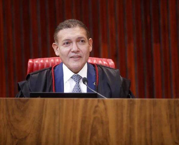 TSE desmente Flávio Bolsonaro sobre fiscais em sala-cofre e Nunes Marques confirma vitória de Lula