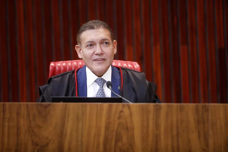 TSE desmente Flávio Bolsonaro sobre fiscais em sala-cofre e Nunes Marques confirma vitória de Lula