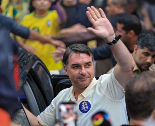 TSE desmente Flávio Bolsonaro sobre retirada de fiscais do PL de sala-cofre
