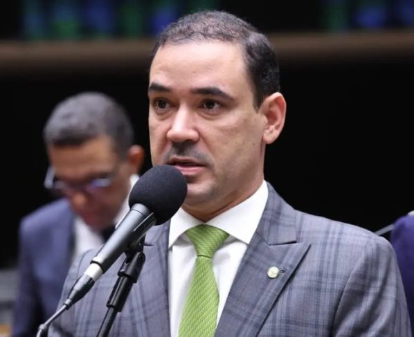 Vicentinho Júnior é eleito governador do estado do Tocantins