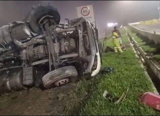 VÍDEO: Caminhão fica irreconhecível após grave acidente na BR-376 que bloqueou a rodovia durante a madrugada desta sexta-feira (16)