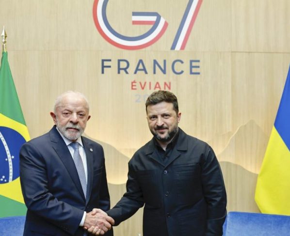 Zelensky parabeniza Lula por vitória e quer "ampliar cooperação" com Brasil